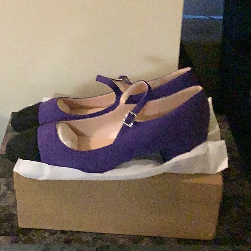 Roserwish brand new purple and black low heel shoes never been worn. Suede